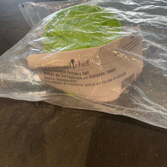 7 PAMPERED CHEF emoji cookie cutters - nwot - Picture 2 of 2